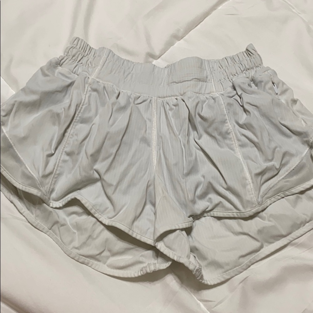 LULULEMON hotty hot shorts 2.5 inch SIZE 4